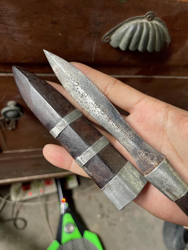 มีดหมอหลวงพ่อรุ่ง วัดหนองสีนวล นครสวรรค์ ไม้พญางิ้วดำ ยุคต้น