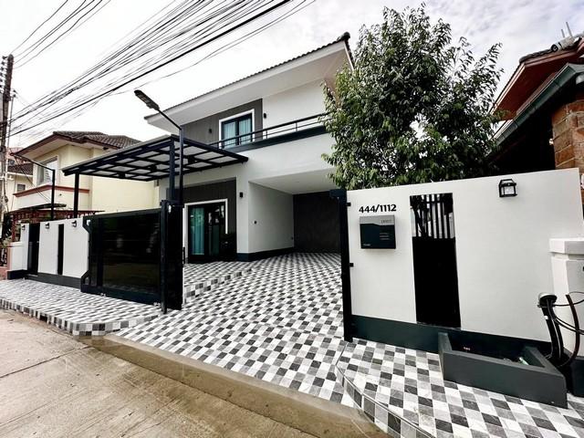 บ้านใหม่ทั้งหลังให้เช่าใกล้หาดจอมเทียน อยู่ในหมู่บ้าน มีรปภ. มีสระส่วนกลาง เฟอร์ครบ 1