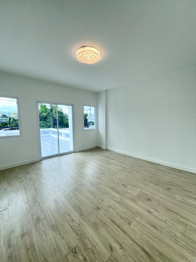 ทาวน์เฮ้าส์มือสอง ใกล้ตลาดเอซี รีโนเวทใหม่ทั้งหลัง 1