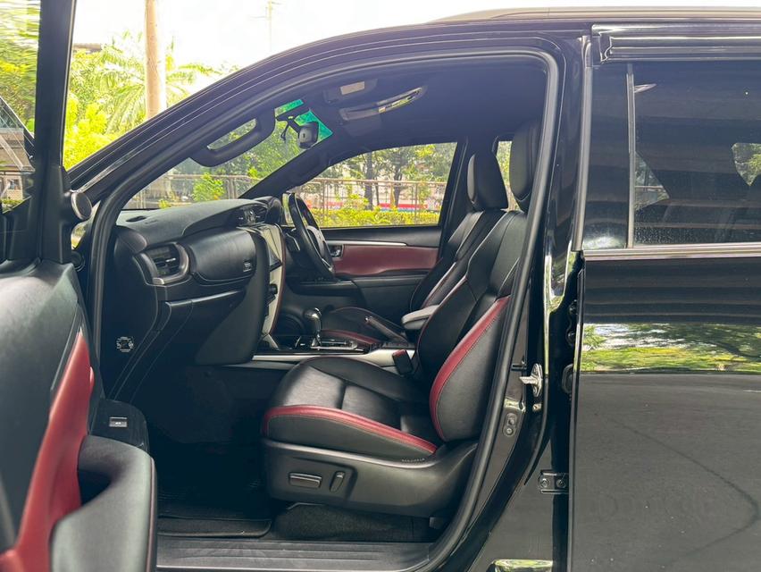 ขายรถ Toyota Fortuner Legender 2.4 2WD ปี 2022 สีดำ เกียร์ออโต้ 12