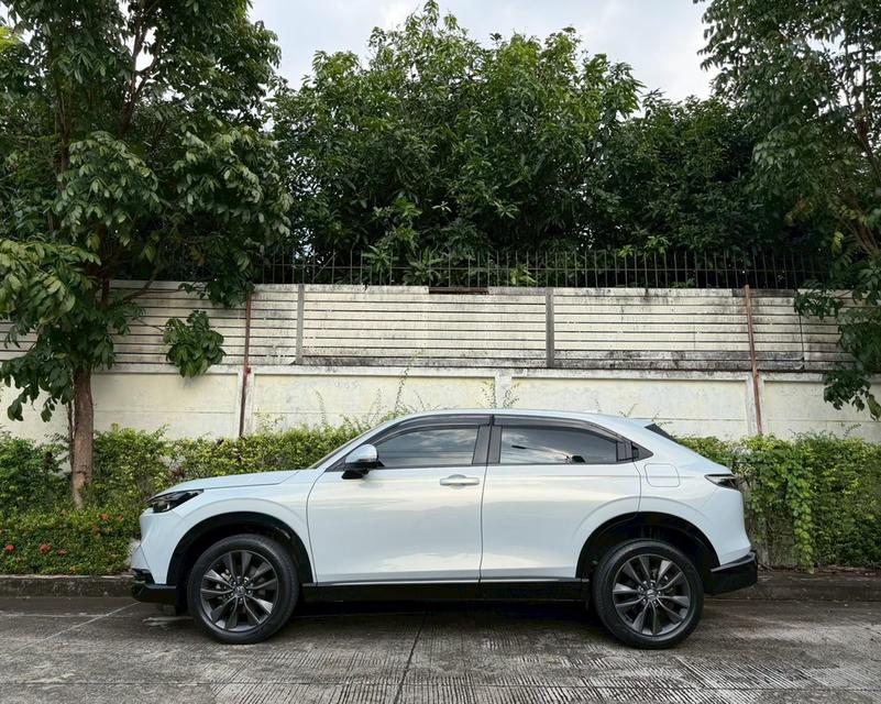 Honda HRV eHEV RS Top สีขาวซันไลท์ ปี23✨มือเดียวป้ายแดง ไมล์ 47,xxx โล เข้าศูนย์ทุกระยะ สีเดิมทั้งคัน