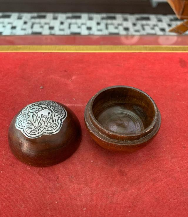 ผอบไม้ ประดับด้วยโลหะแกะสลัก 2