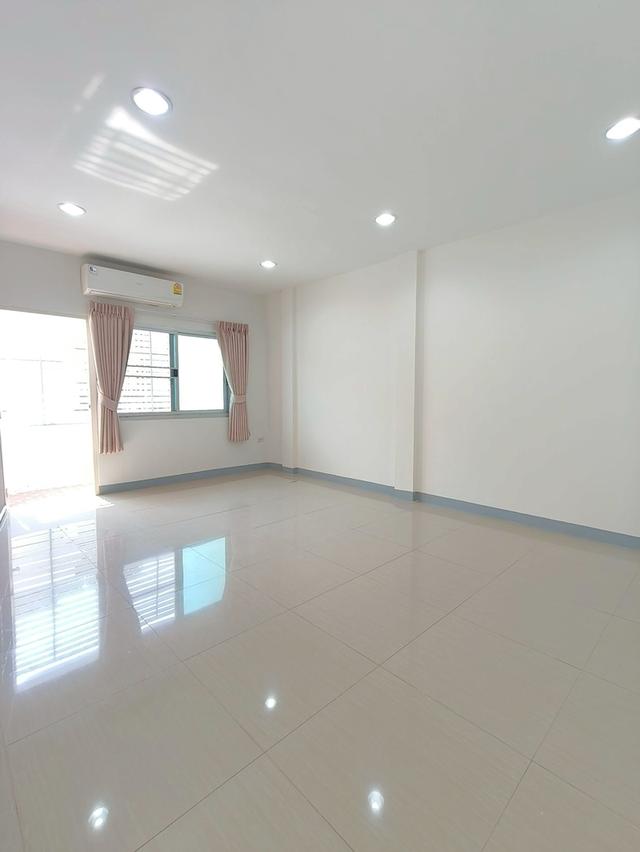 ทาวน์โฮม 3 ชั้น ลาดพร้าว ประดิษฐ์ มนูธรรม เรียบ ด่วน รามอินทรา หมู่บ้าน 84 แมนชั่น นัดชมบ้าน 085-318-6868 คุณวา 17
