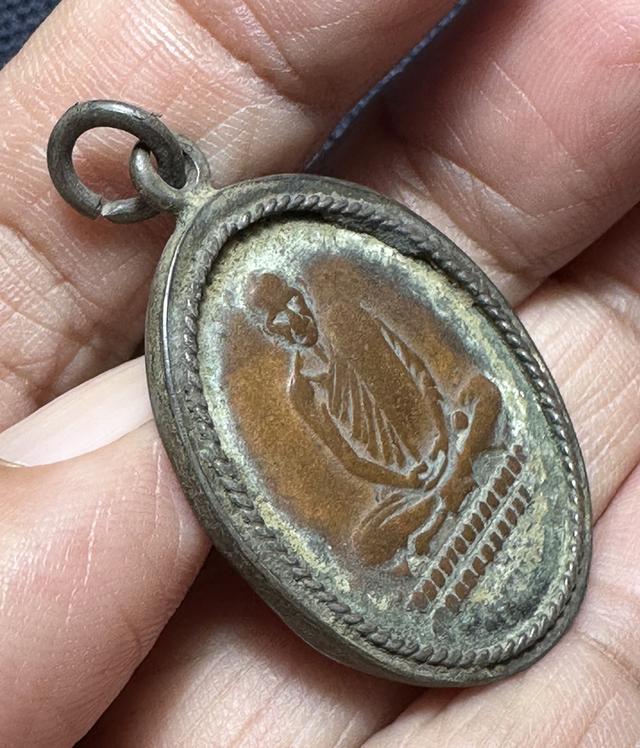 เหรียญล.พ.เดิม เลี่ยมจับขอบเงิน 4