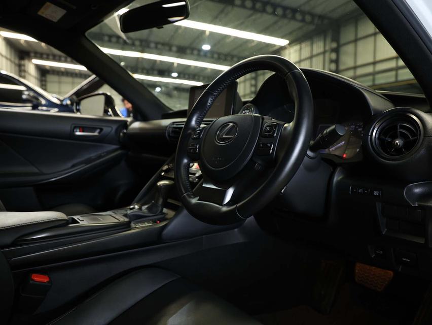 2023 Lexus IS300h 2.5 (ปี 13-26) Luxury Sedan AT B4304 รูปที่ 12