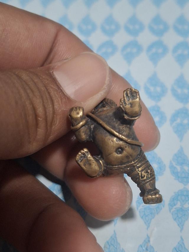 พระพิฆเนศปางเด็ก หรือปางไอศวรญะ คณปติ เป็นปางที่เน้นด้านเมตตา ความสุข ความสดใส และการเจริญเติบโต ปางนี้เหมาะสำหรับผู้ที่ต้องการเสริมเสน่ห์เมตตา การค้า