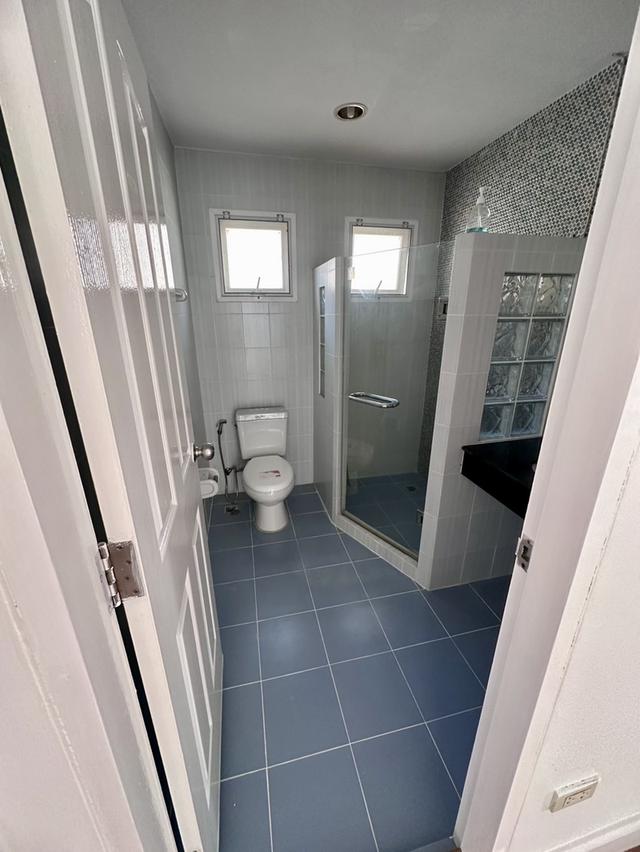 บ้านเดี่ยว มบ.นาราวัลย์ พร้อมอยู่มาก ย่านบางบอน3 พร้อมเฟอร์ฯบิวอิน เนื้อที่ 59 ตรว ติดถนนสี่เลนส์ ใกล้แหล่งอำนวยความสะดวก รพ. ร้านสะดวกซื้อ โรงเรียน 9