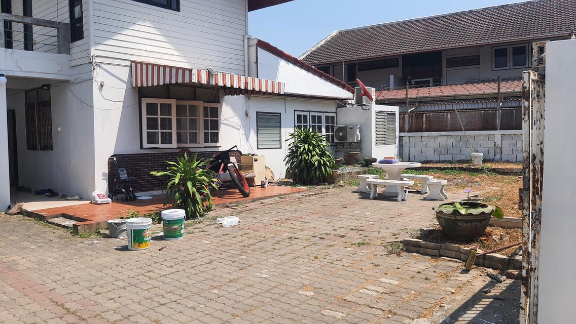 ขายบ้านเดี่ยว 2 ชั้น พื้นที่ 96 ตารางวา เขตพื้นที่เจริญ ใกล้ห้างสรรพสินค้าโรงเรียน โรงพยาบาล เดินทางเข้าออกสะดวกบ้านอยู่หลังสุดท้ายสุดซอย พื้นที่รอบบ้ 10