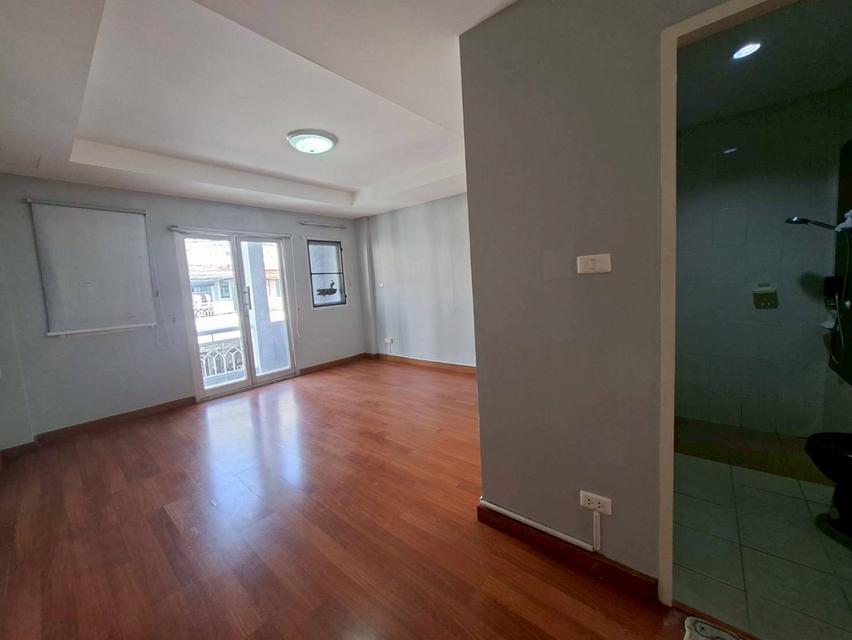 ขายด่วนบ้านทาวน์โฮม 3 ชั้น หลังมุม หมู่บ้าน The Balcony Home เฉลิมพระเกียรติ ร.9 ซอย 28 ใกล้สวนหลวง ร. 9 (N.1971) 7