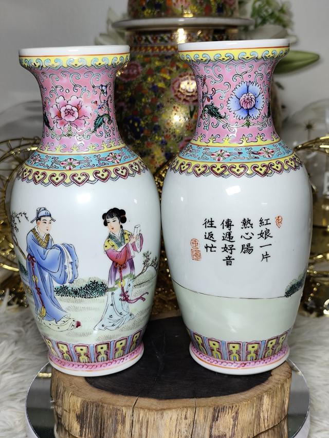 แจกันกระเบื้องเคลือบกังไส (Chinese Porcelain Vase) ซึ่งเป็นงานศิลปะที่มีลักษณะเด่นแบบจีน โดยเฉพาะงานในกลุ่ม เบญจรงค์จีนหรือแฟมิลโรส (Famille Rose) รูปย่อยที่ 3