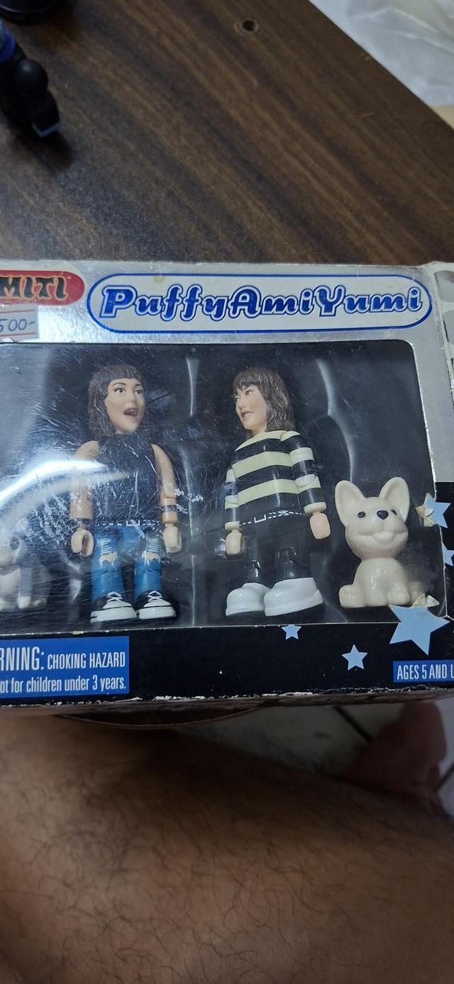 นี่คือชุดโมเดลฟิกเกอร์ Puffy AmiYumi ผลิตโดยบริษัท SMITI ในปี 2002ภายในชุดประกอบด้วยฟิกเกอร์คู่หู Ami และ Yumi พร้อมกับมาสคอตแมว  Mint in Box (MIB)ใน