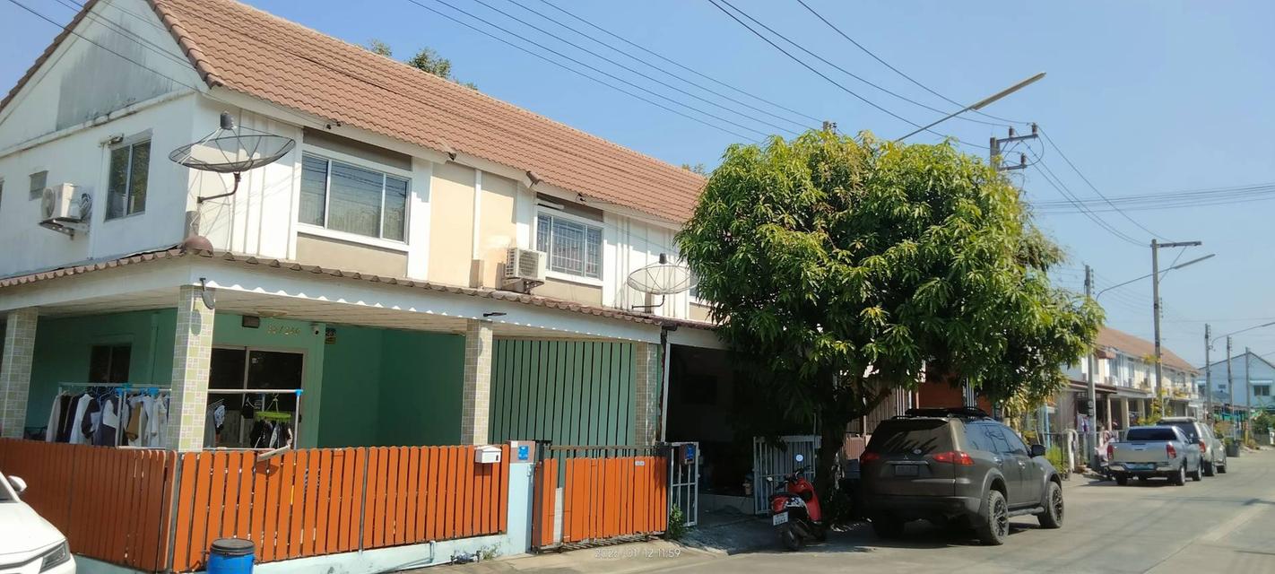 ขายด่วนขายขาดทุน ขายบ้านทาวเฮ้า 3ห้อง 2น้ำ แถมมอเตอร์ไซต์ 1