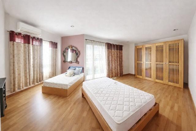 ประชาอุทิศ เดอะซีน ทาวน์ อิน ทาวน์ รัชดา เหม่งจ๋าย บ้านกลางเมือง 3 ชั้น สไตล์หรู 4 นอน 8