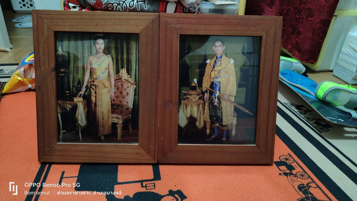 รูปพระฉายาลักษณ์รัชกาลที่ 9 กับพระราชินีงานเก่ากรอบไม้  ขนาดส่วนสูง 10 นิ้วครึ่ง กว้าง 8 นิ้วครึ่ง