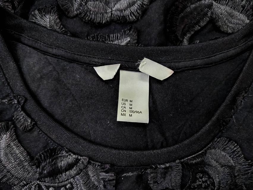 USED H&M - Black Embroidered Floral Top | เสื้อแขนกุดสีดำ เสื้อครอป ลายดอก ลายนูน ทรงใหญ่ สีพื้น สายฝอ แท้ มือสอง