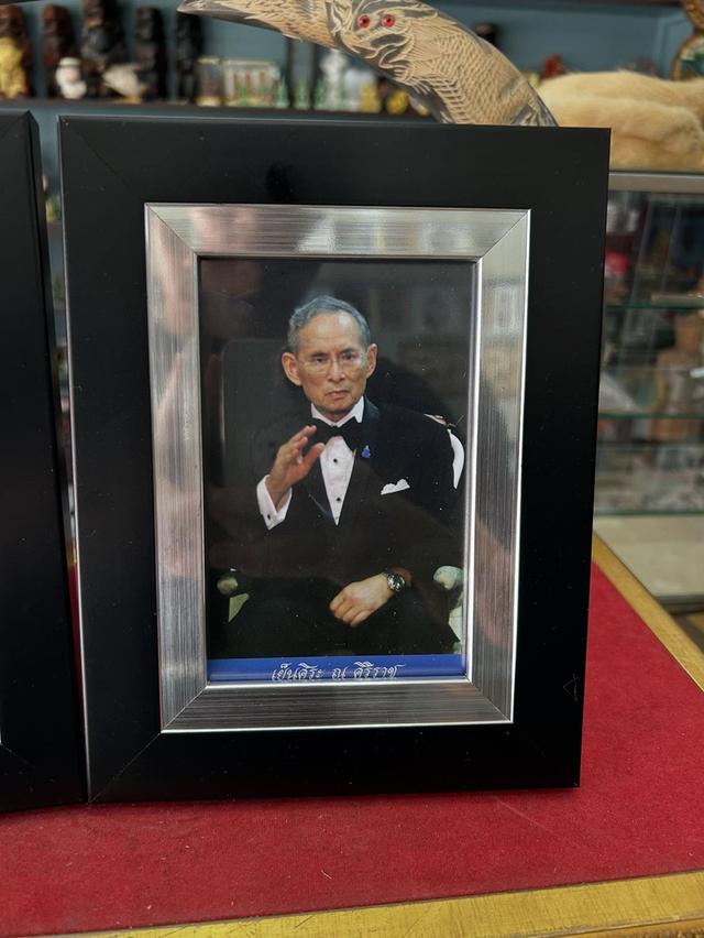 ชุดภาพในหลวงรัชกาลที่ 9 พร้อมกรอบ 2 ชิ้น 3