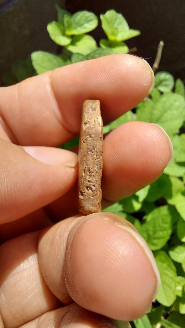 พระซุ้มกอ เนื้อดิน แร่ดอกมะขามสวยๆ รูปที่ 5