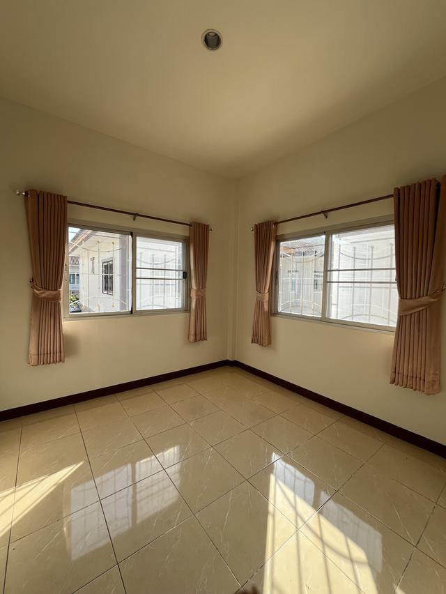 บ้านเดี่ยว 2 ชั้น 35 ตรารางวา 3 ห้องนอน 2 ห้องน้ำ ห้องเคาเตอร์ครัว โต๊ะกินข้าว โซฟา แอร์ เหล็กดัดและมุ้งลวด หมู่บ้านติดถนนแพรกษา หน้าหมู่บ้านมีเซ่เว่น 11