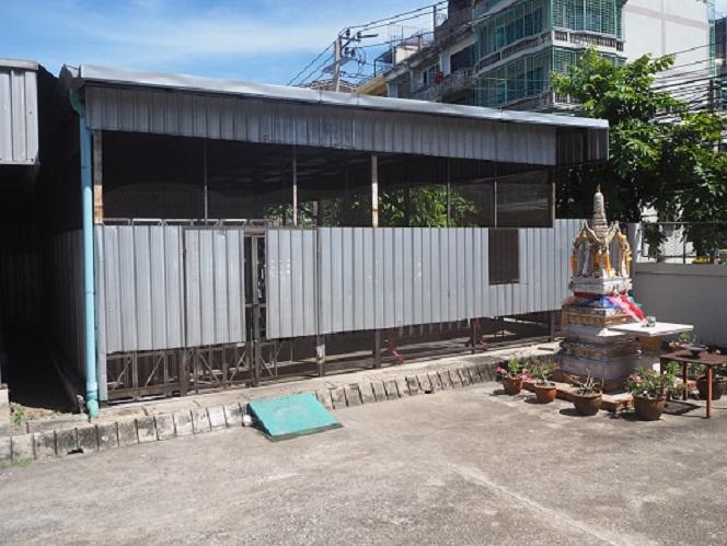 ให้เช่าที่ดินทรงสี่เหลี่ยมผืนผ้าเนื้อที่ประมาณ53ตร.วา ทำเลทอง ใกล้โรงงานไทยวาโก้ มีโครงสังกะสีเป็นโรงเรือนพร้อมประตูสังกะสี พื้นโบกปูนเรียบ 4