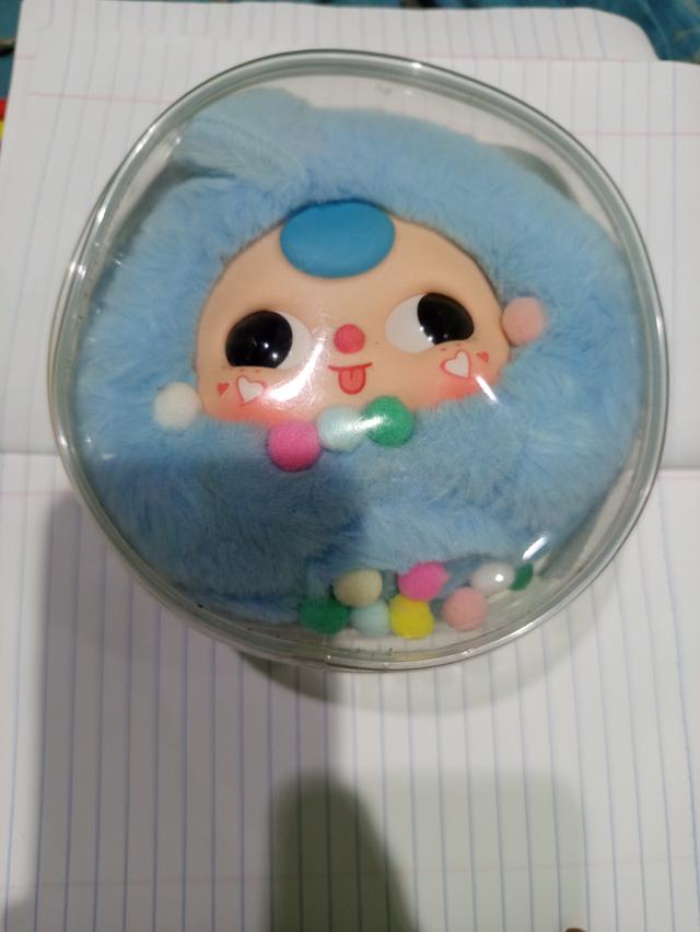 ตุ๊กตา Baby Three V.1 ในกระเป๋า PVC ทรงกลม ขนนุ่มสีฟ้ามีลูกบอลสีตกแต่ง กระเป๋า PVC ใสใส่ตุ๊กตาสำหรับรุ่น Liila Lucky Cat 2 ตัวรวมกัน 350 บาท