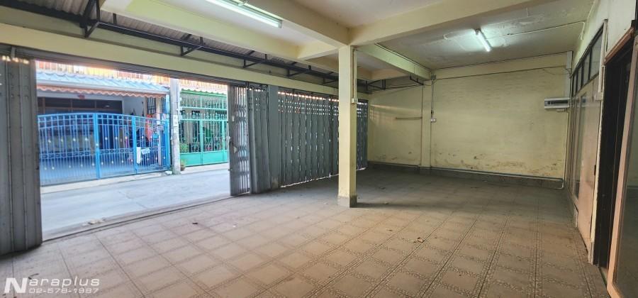 69030200 : ขายทาวน์เฮ้าส์ 2 ชั้นหลังมุม 2 หลังติด พร้อมต่อเติมหน้าบ้าน เนื้อที่หลังละ 15 ตารางวา รวม 30 ตารางวา ถนนเอกชัย 30 จอมทอง กรุงเทพฯ ทำเลดี เด 3