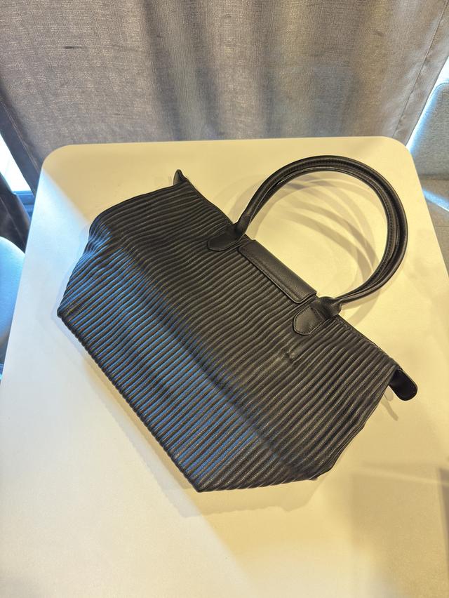 กระเป๋า tote bag สีดำ เรียบหรู เหมาะกับลุคลูกคุณหนู  9