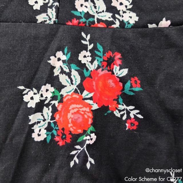 USED H&M - Black Floral Flare Mini Dress | เดรสสั้นสีดำ สีแดง เดรสระบาย ลายดอก แขนกุด โชว์หลัง สายฝอ แท้ มือสอง 6