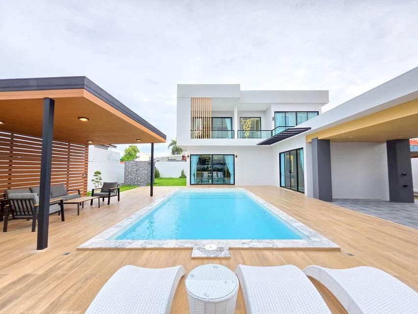 Pool villa style modern Pattaya Ekmongkhol Thepprasit 