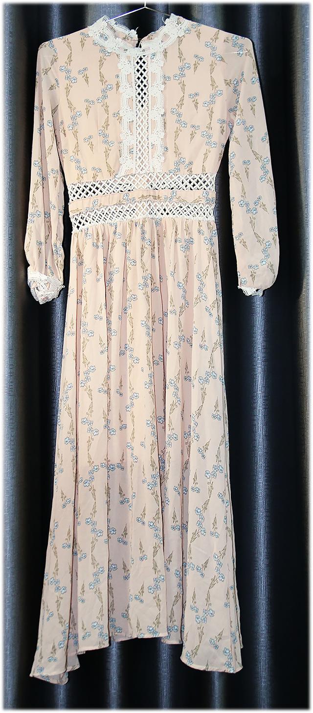 เดรสลูกไม้คอตั้งแขนยาวลายดอกไม้ หรือ Lace Yoke Floral Midi Dress with Long Sleeves @SP044