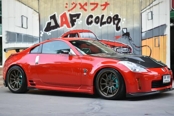 Nissan 350 Z สีแดง