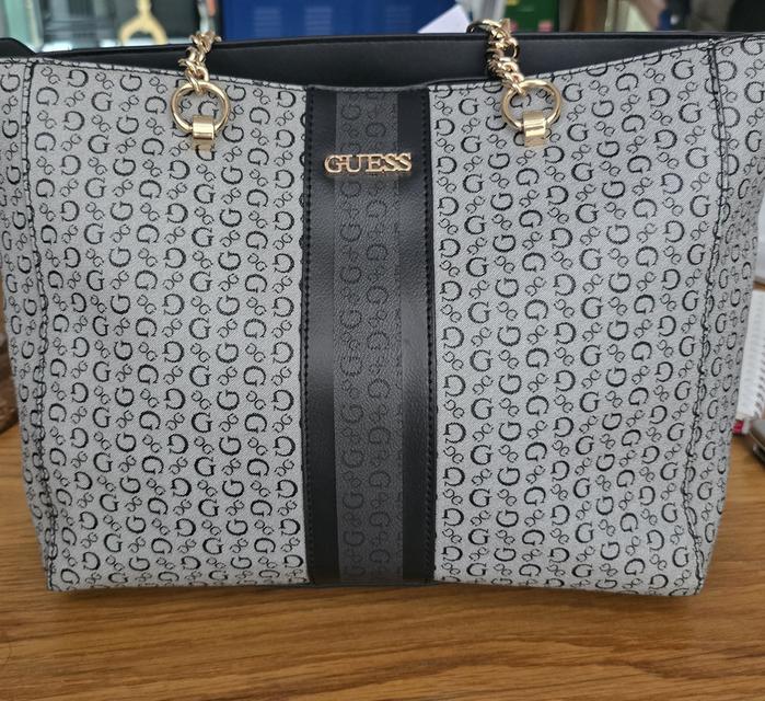 GUESS กระเป๋าสะพายบ่า สีเทาดำ โซ่ทอง