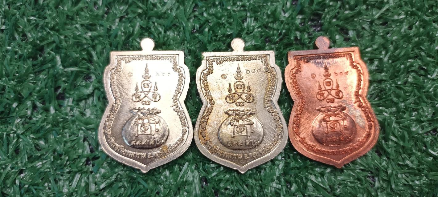 หลวงปู่อุดมทรัพย์ เหรียญเสมาเลื่อนยศ มี 3 แบบตามรูป และจำนวนแต่ละแบบ ด้านบนเหรียญ รับพระ 20 เหรียญ ไม่มีกล่อง