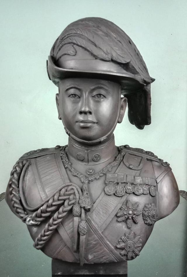 724.พระบรมรูปหล่อครึ่งพระองค์ในหลวงรัชกาลที่ 6 พระบาทสมเด็จพระปรเมนทรมหาวชิราวุธฯ พระมงกุฎเกล้าเจ้าอยู่หัว