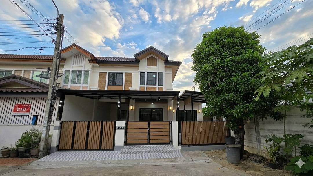 หมู่บ้านพฤกษาวิลล์33-ซอยวัดส้มเกลี้ยงทาวน์เฮาส์หลังมุม มีพื้นที่ด้านข้าง มีศาลาหน้าบ้านพักผ่อน ห้องนอนล่างมีห้องน้ำในตัว