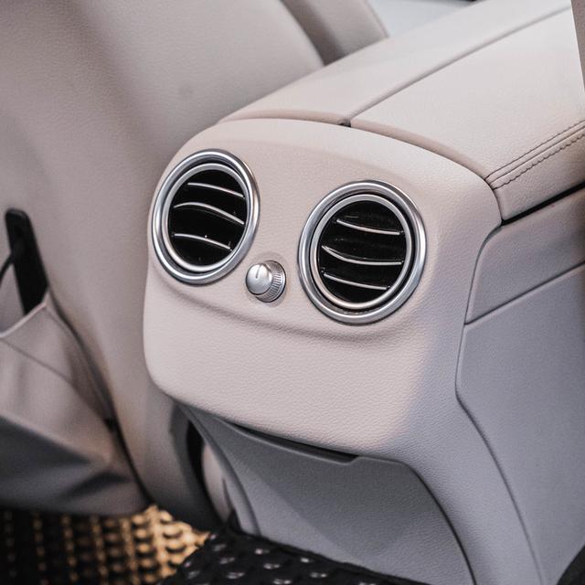 รหัสรถ 67GG678 Benz C300 ปี 2015 รุ่น Exclusive คือรถยนต์ C-Class (W205) 17