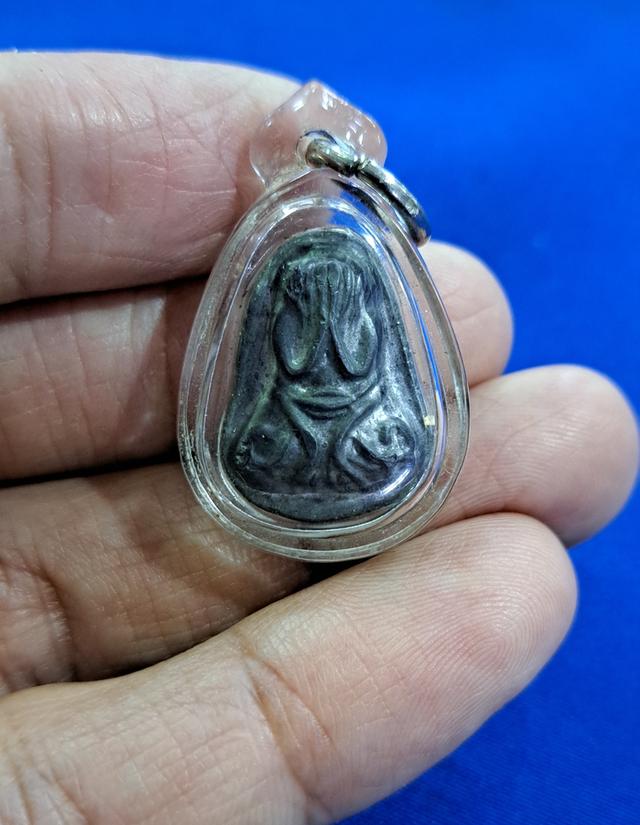 พระปิดตา เจ้าคุณผล วัดหนัง บางขุนเทียน ฝั่งธนบุรี  พิมพ์รัศมี (หายาก) เนื้อชินตะกั่วผสมชนวนเก่า ปี2507 ด้านหลังมีจารยันต์ 