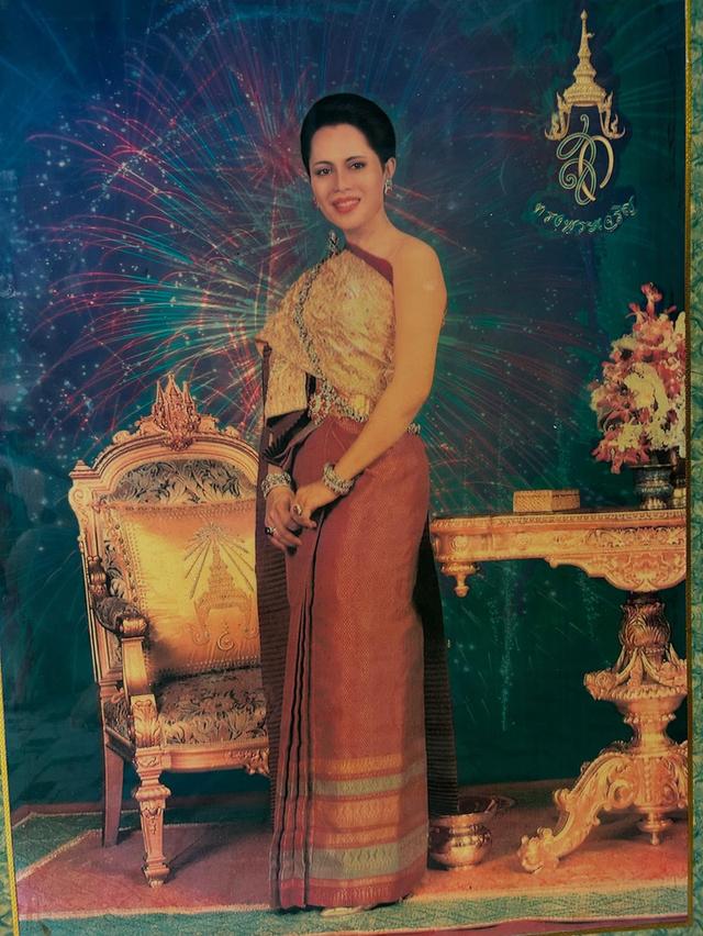 ชุด 2 ภาพรัชกาลที่ 9 และ พระราชินี พร้อมกรอบไม้ 4