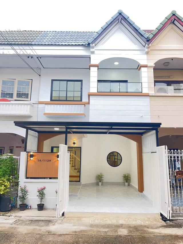 หมู่บ้านบัวทองธานี ฝั่งตรงข้ามสมบัติบุรีทาวน์เฮ้าส์  2 ชั้น  บ้านไล่ระดับ เพดานสูงโปร่ง ตกแต่งใหม่พร้อมอยู่ 2