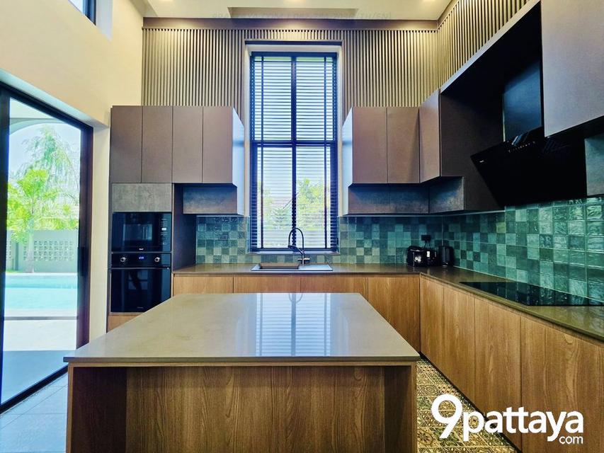 Mabprachan Pool Villa – บ้านหรูติดธรรมชาติ ใกล้อ่างมาบประชัน | Luxury Pool Villa Near Mabprachan Lake  3 ห้องนอน | 4 ห้องน้ำ • ห้องนั่งเล่น เพดานสูง 4