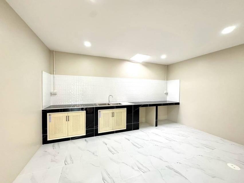 หมู่บ้านพฤกษา14A วัดลาดปลาดุก  ทาวน์เฮาส์ 2 ชั้น หลังมุม ตกแต่งใหม่พร้อมอยู่ มีห้องนอนชั้นล่าง 9