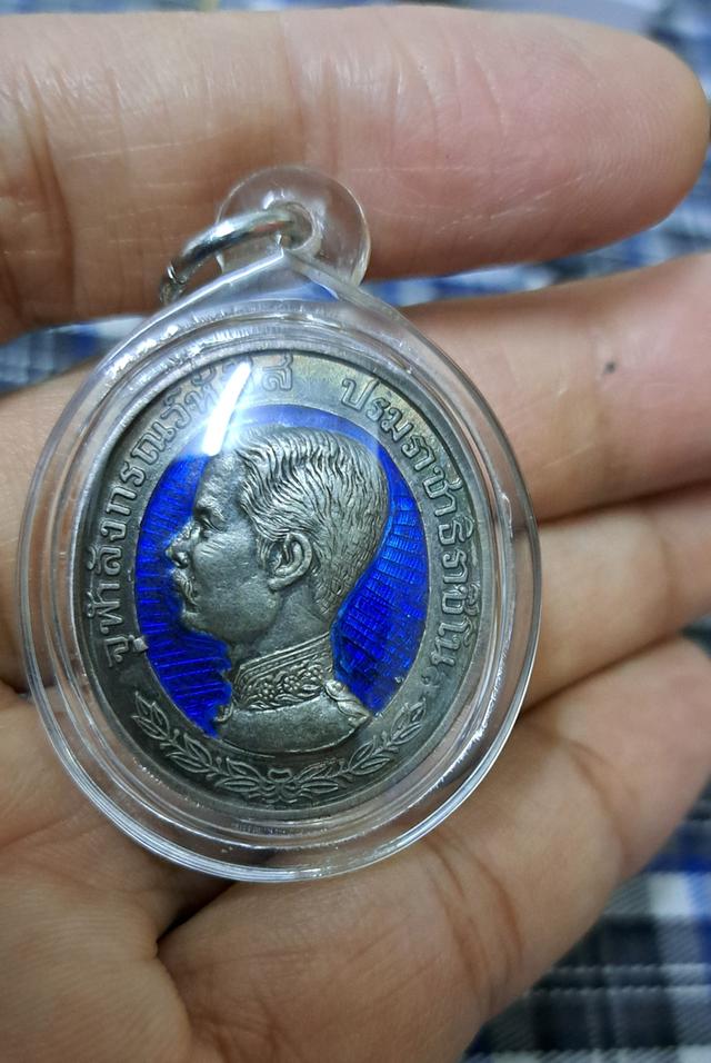 #เหรียญรุ่น ๕ แผ่นดิน ปี2537ถือว่าเป็นอีกหนึ่งรุ่นที่ออกแบบได้สวยงาม ด้านหน้าเหรียญเป็นรูปพระฉายาลักษณ์รัชกาลที่๕ครึ่งองค์