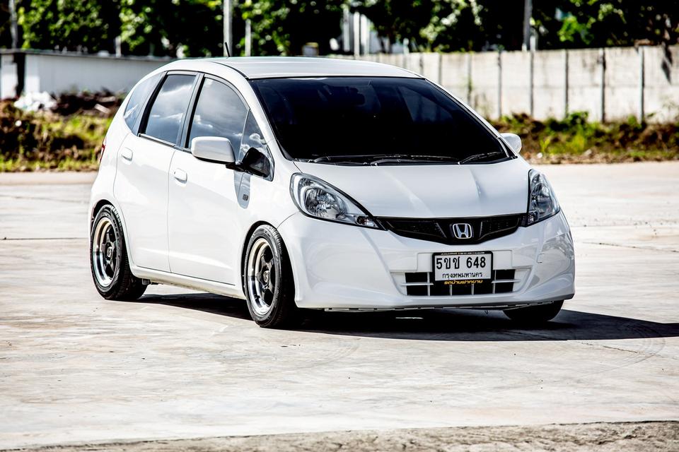 Honda Jazz 1.5 V ปี 2013 AT สีขาว สวยสภาพดี 3