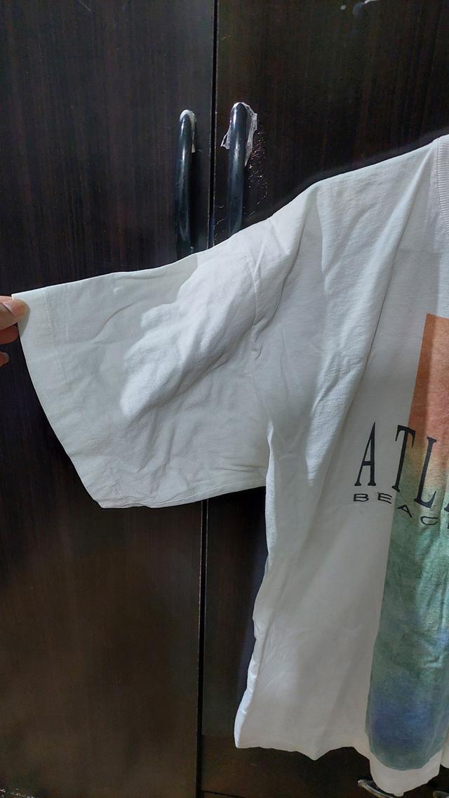 เสื้อยืดเป็นเสื้อวินเทจสีขาวลายกราฟิกด้านหน้าพร้อมตัวอักษร "ATLANTIC BEACH CLUB รูปย่อยที่ 4