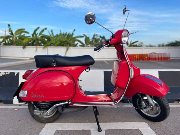 Vespa PX 125 สีแดง