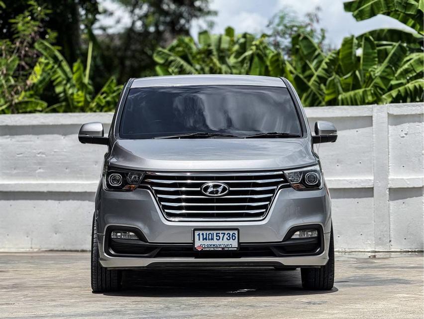 ปี 2018 HYUNDAI H1, DELUXE โฉม ปี18-ปัจจุบันสีเทา เกียร์ออโต้ เครื่องดีเซล มือเดียวป้ายแดง