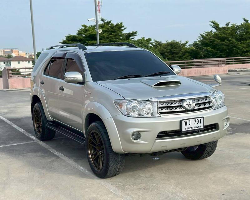 Toyota Fortuner 3.0V เกียร์ Auto 4WD สีบรอนซ์ทอง ปี 2005