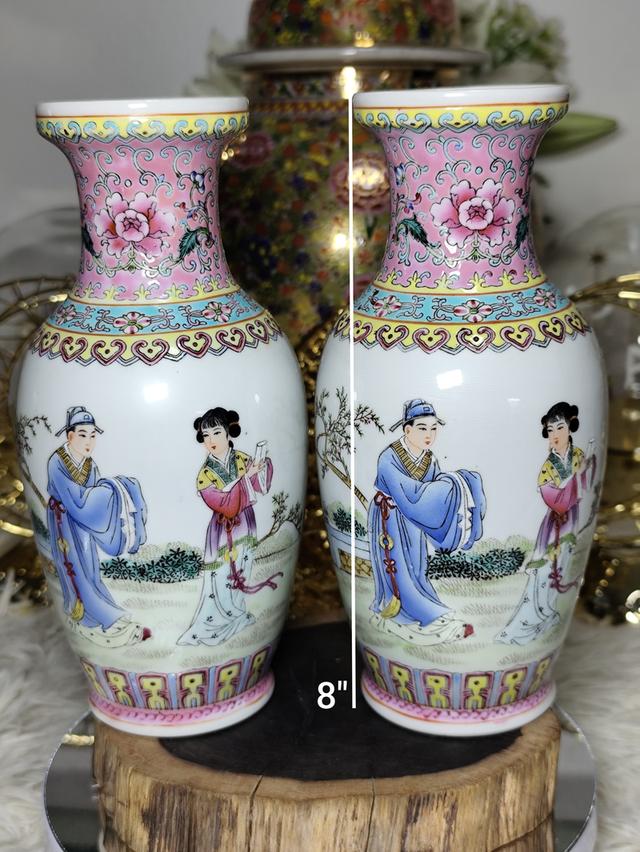 แจกันกระเบื้องเคลือบกังไส (Chinese Porcelain Vase) ซึ่งเป็นงานศิลปะที่มีลักษณะเด่นแบบจีน โดยเฉพาะงานในกลุ่ม เบญจรงค์จีนหรือแฟมิลโรส (Famille Rose) รูปย่อยที่ 2