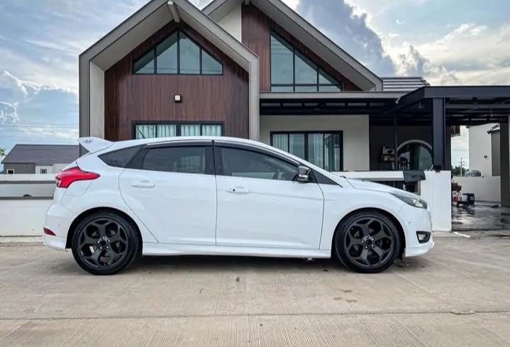 Ford Focus สีขาว ปี 2017 6