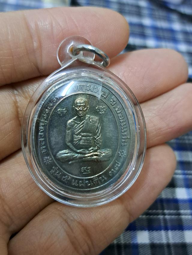 #เหรียญรุ่น ๕ แผ่นดิน ปี2537ถือว่าเป็นอีกหนึ่งรุ่นที่ออกแบบได้สวยงาม ด้านหน้าเหรียญเป็นรูปพระฉายาลักษณ์รัชกาลที่๕ครึ่งองค์