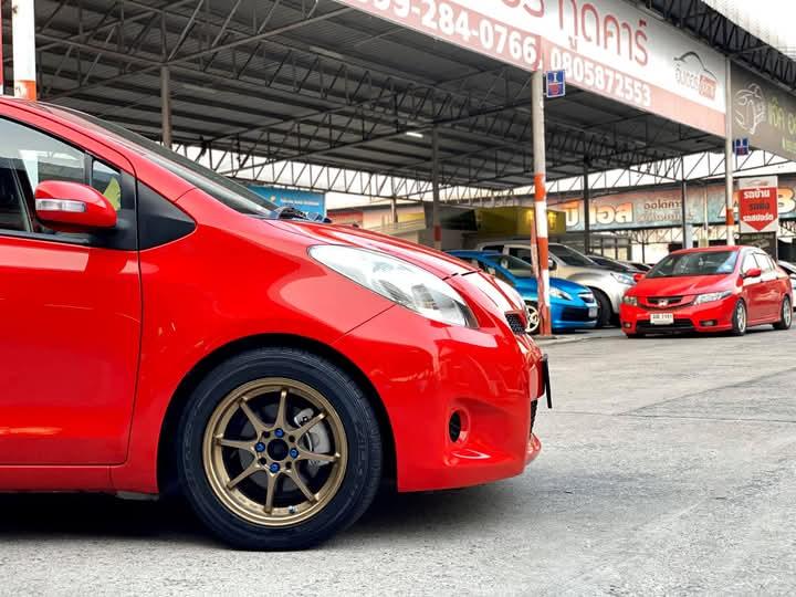 Toyota Yaris สีแดงสดสวยๆ 8